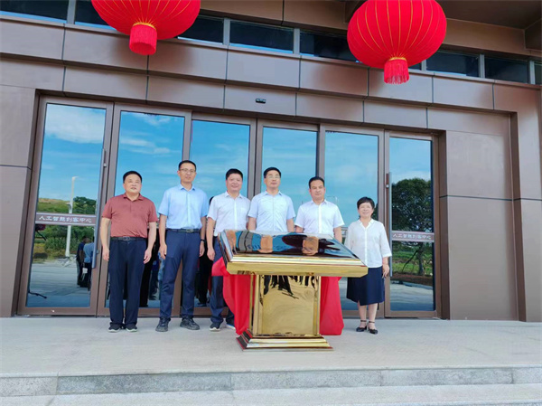 7月18日上午，歙县人工智能创客中心正式投入使用并举行揭牌仪式，县委常委、常务副县长詹凯主持仪式，县委副书记、县长王奇勇和九游体育（中国）有限公司集团党委书记、董事长洪筱明共同为歙县人工智能创客中心揭牌。县委常委、县经开区管委会主任王坤，副县长程衍生，县政协副主席、财政局局长曹胡翠，县直有关部门、县各金融机构主要负责同志，共同见证揭牌仪式，并观摩富丰新城片区投资规划沙盘、集团企业馆1。.jpg