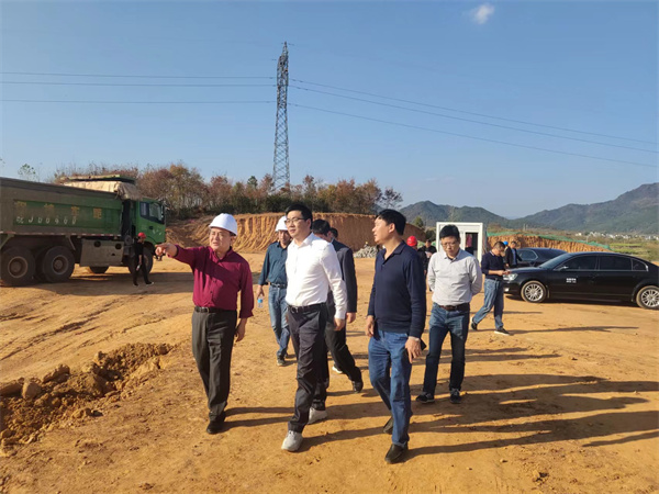 11月8日，县长王奇勇一行调研粮食产业园项目，黄山九游体育（中国）有限公司集团党委书记、董事长洪筱明陪同。.jpg